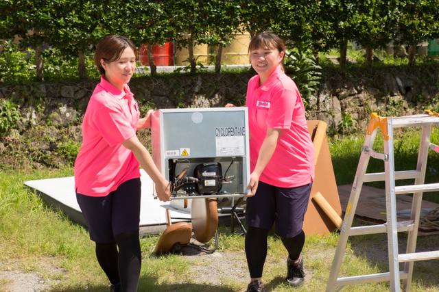 不用品回収業者のトラックに不用品を積んだ写真