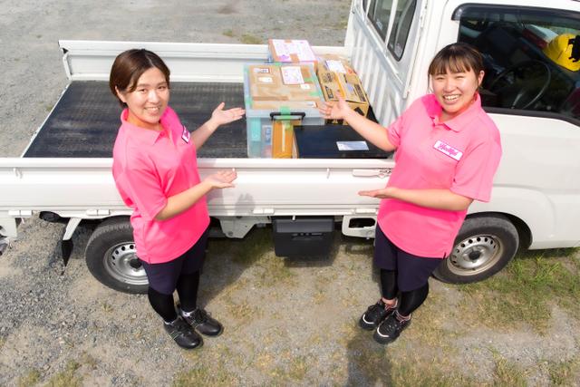 トラックに積んだ不用品とハートフル和歌山のスタッフ写真